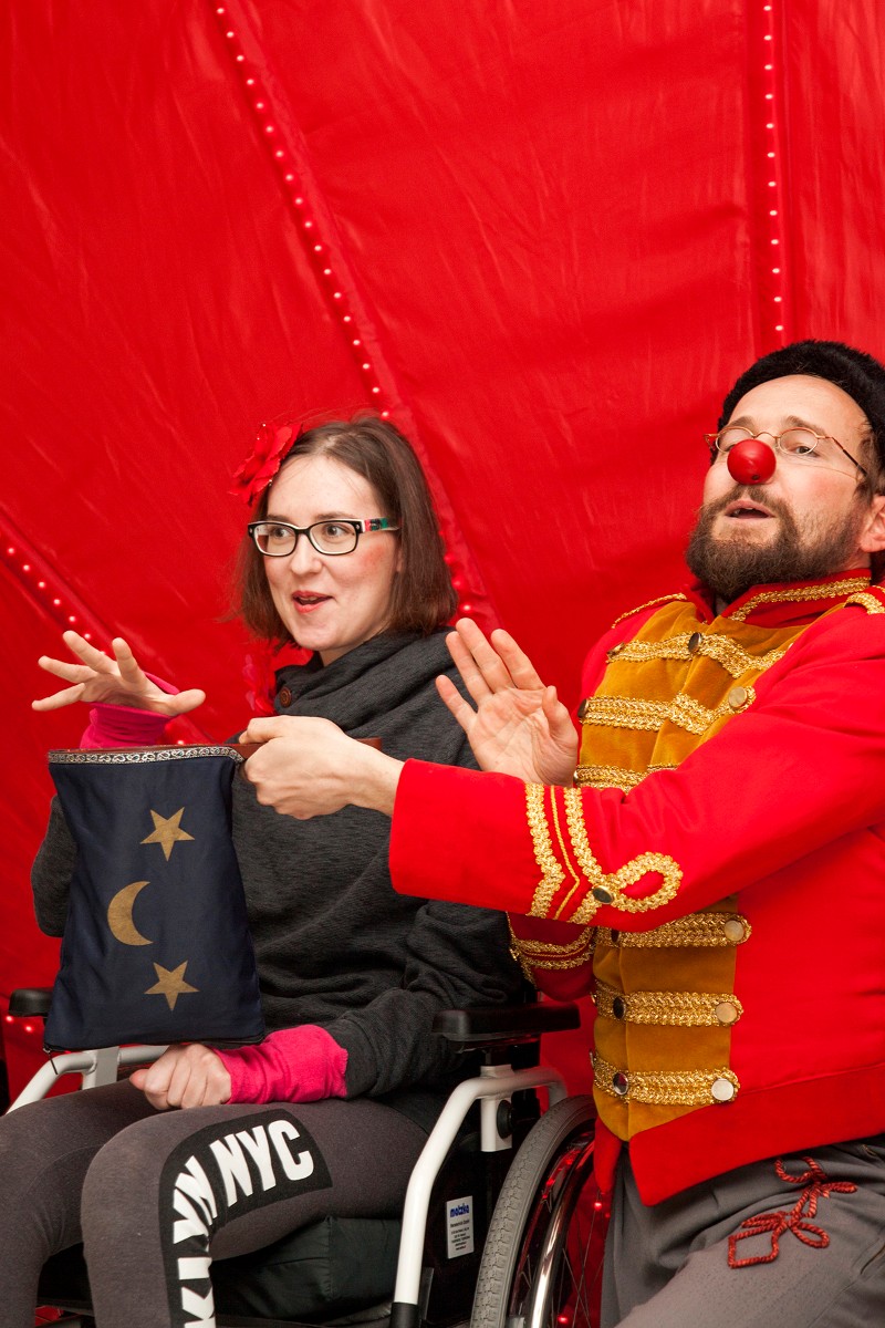 Patientin zeigt einen Zaubertrick gemeinsam mit einem Clown. (Copyright: Sandra Kosel / ROTE NASEN)