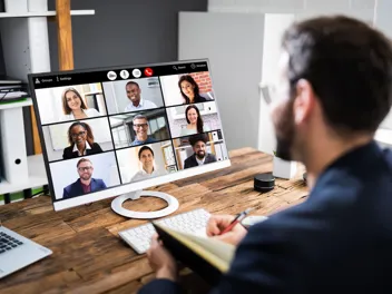 4.3.1_Aus- und Weiterbildung_Webinar_AdobeStock_392514123.jpeg Webinarteilnehmer sitzt vor dem Monitor und macht sich Notizen.