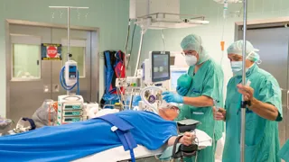 Anästhesie Verabreichung beim Patient Zwei Ärzte führen Anästhesie beim Patienten durch