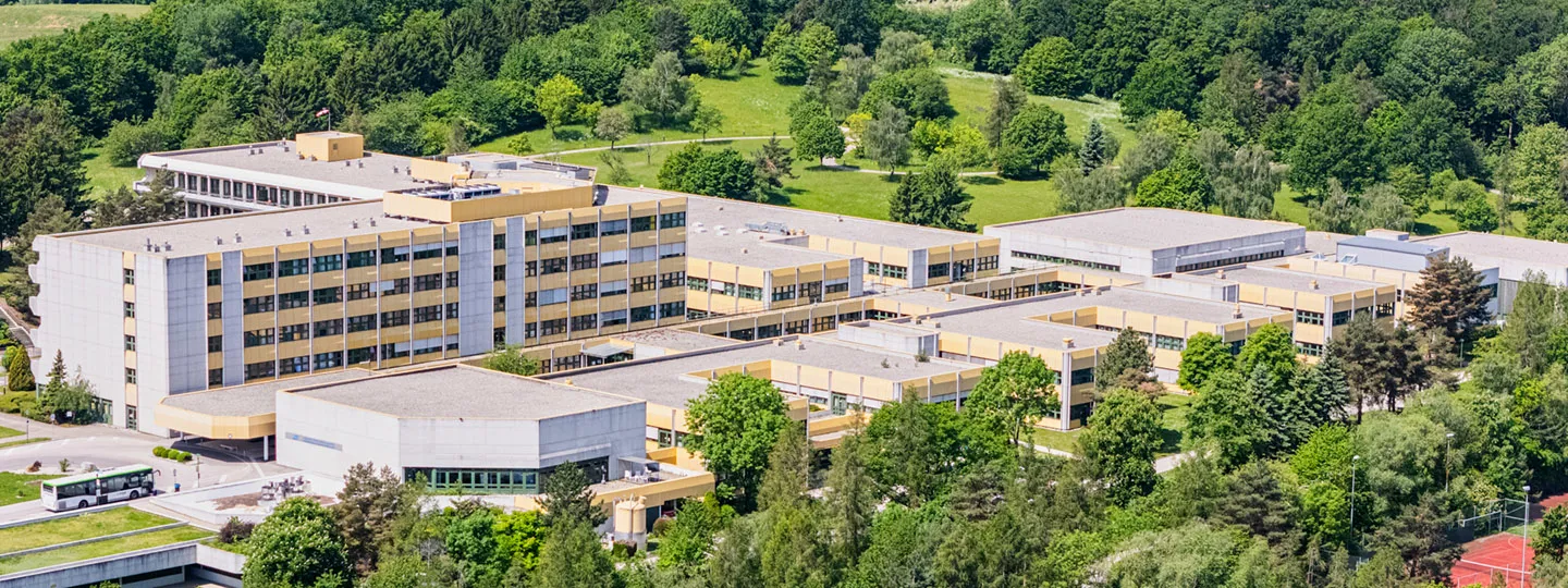 Luftaufnahme des AUVA-RZ Weißer Hof inkl. der umliegenden Parkanlagen und Naturlandschaft(WEB 026) Luftaufnahme des AUVA-RZ Weißer Hof inkl. der umliegenden Parkanlagen und Naturlandschaft