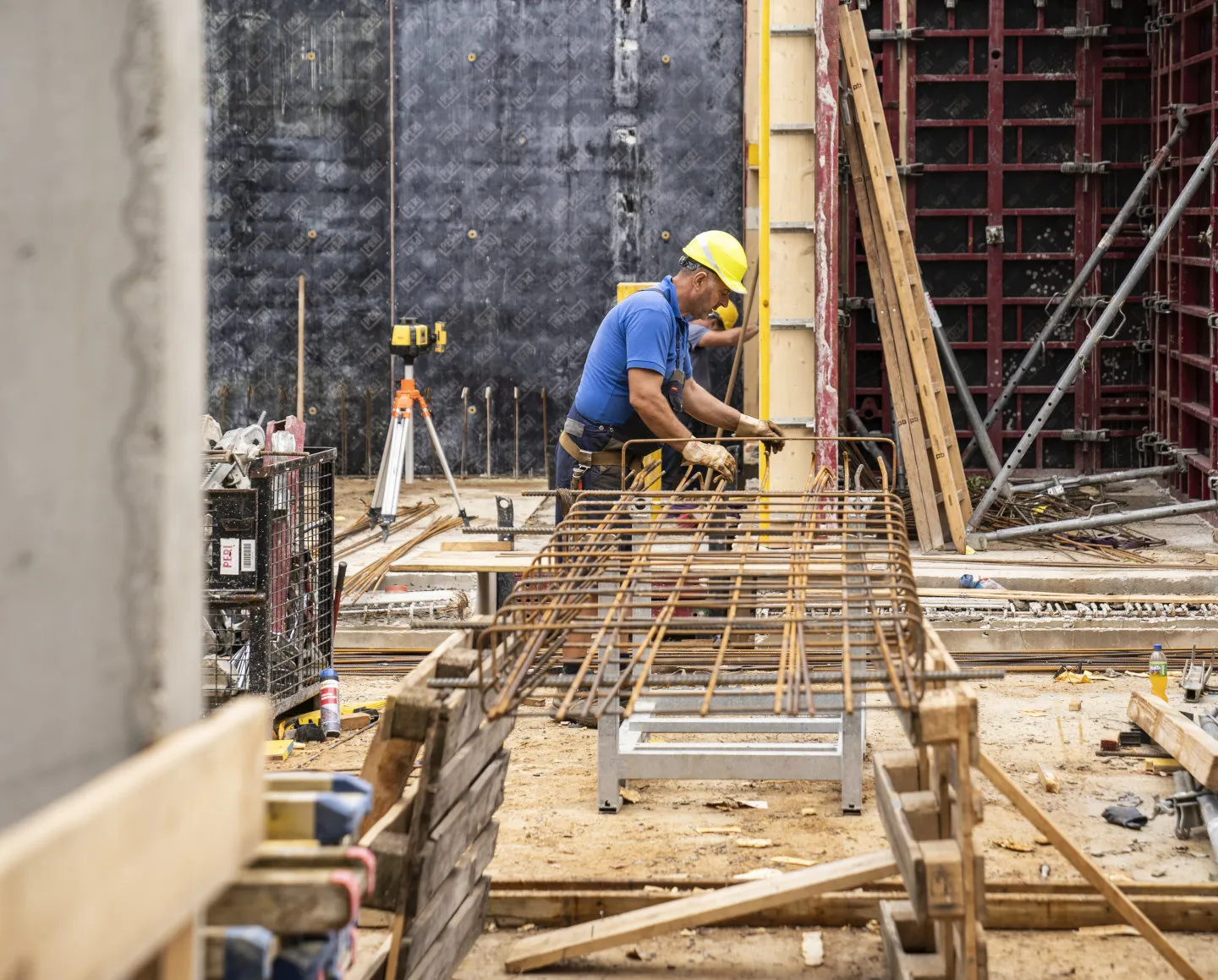 Arbeiter arbeitet an einer Baukonstruktion