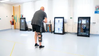 Ein Patient mit Knieverletzung bei einer physiotherapeutischen Übung Ein Patient mit Knieverletzung bei einer physiotherapeutischen Übung