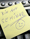 Tastatur mit Notiz "Bin auf Seminar"