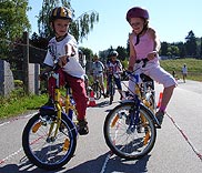 Zwei Kinder auf dem Fahrrad beim AUVA-Radworkshop