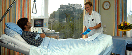 Stationär aufgenommener Patient im Krankenbett