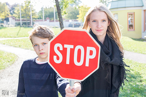 Schulkinder bzw. Jugendliche mit Stoptafel in der Hand (Bildcredit: sicher unterwegs)