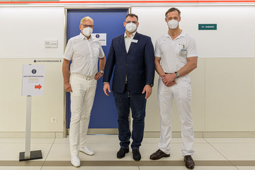 Personen von links nach rechts: Dr. Klaus Klapper (Arzt für Allgemeinmedizin), Harald Kuttner (Geschäftsführer PVE-Meidling), Prim. Univ.Prof. Dr. Christian Fialka (Ärztlicher Leiter AUVA-Traumazentrum Wien)