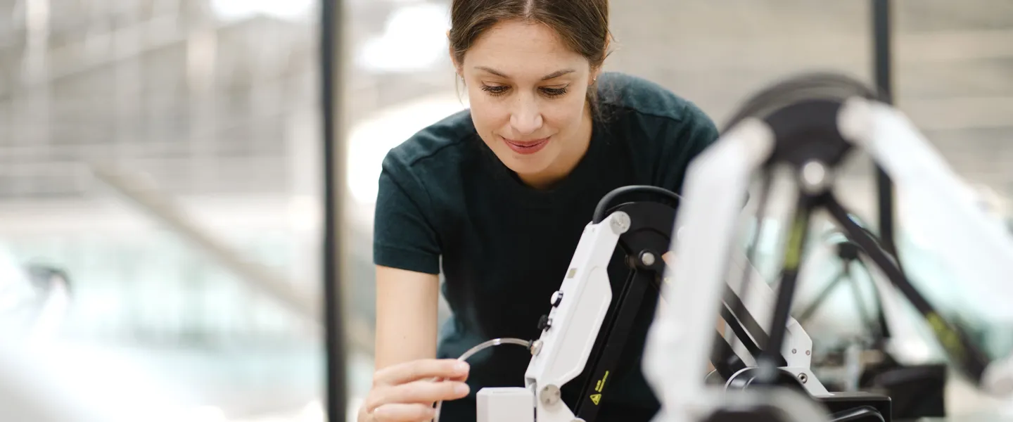 Frau arbeitet mit Roboter