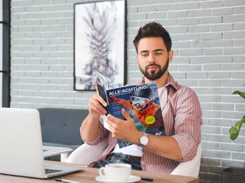 4.5.1_Alle!Achtung!_AdobeStock_405324930_ROI_1.jpg Junger Mann liest AUVA-Magazin „Alle!Achtung!“
