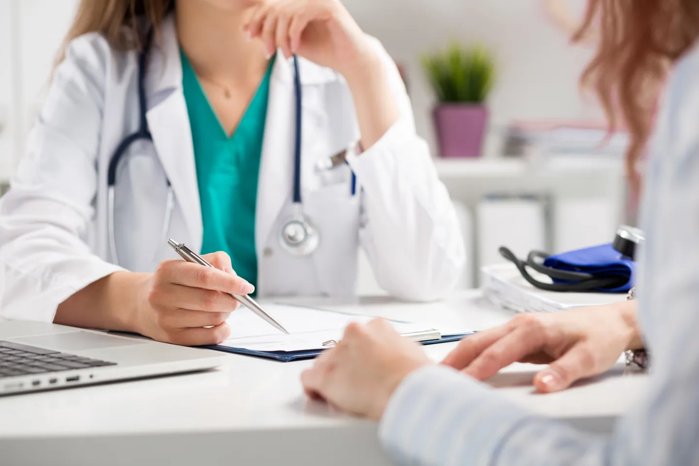 Eine Ärztin berät in ihrer Praxis eine Patientin. Eine Ärztin berät in ihrer Praxis eine Patientin.