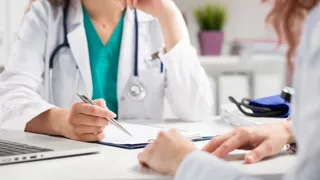 Eine Ärztin berät in ihrer Praxis eine Patientin. Eine Ärztin berät in ihrer Praxis eine Patientin.