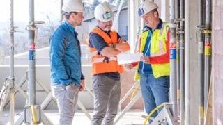 AUVAsicher-Berater auf einer Baustelle AUVAsicher-Berater auf einer Baustelle