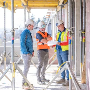 AUVAsicher-Berater auf einer Baustelle AUVAsicher-Berater auf einer Baustelle