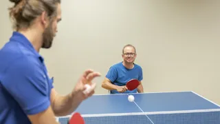 Zwei Spieler während des Tischtennis-Matches