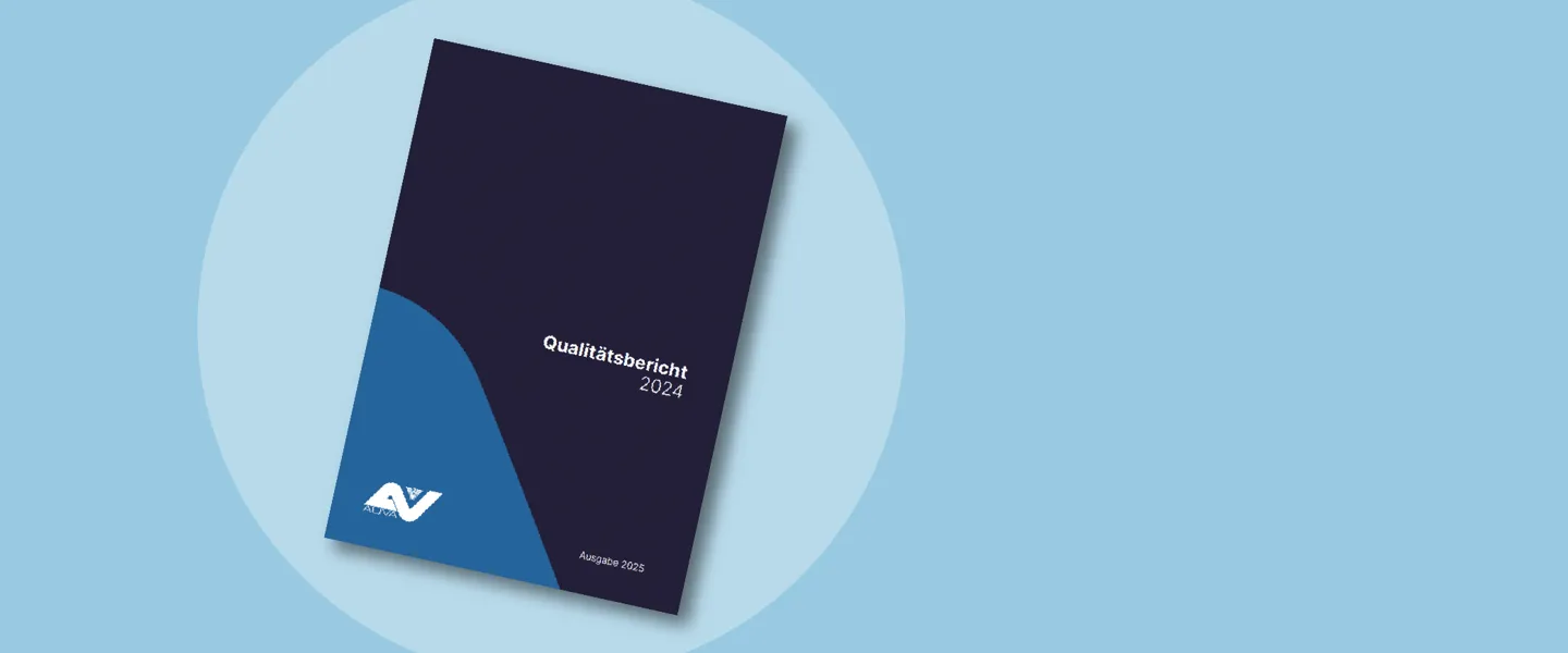 In AUVA-Blau gehaltenes Mockup mit dem Titelblatt des AUVA-Qualitätsberichts 2024