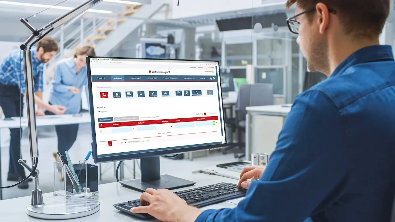 Angestellter recherchiert Arbeitsstoffe im Stoffenmanager