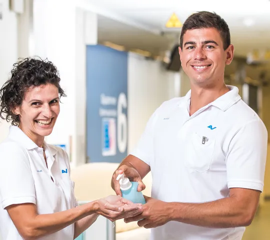 Zwei Personen aus dem Hygiene-Team des UK in Arbeitskleidung