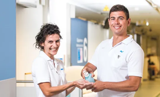 Zwei Personen aus dem Hygiene-Team des UK in Arbeitskleidung