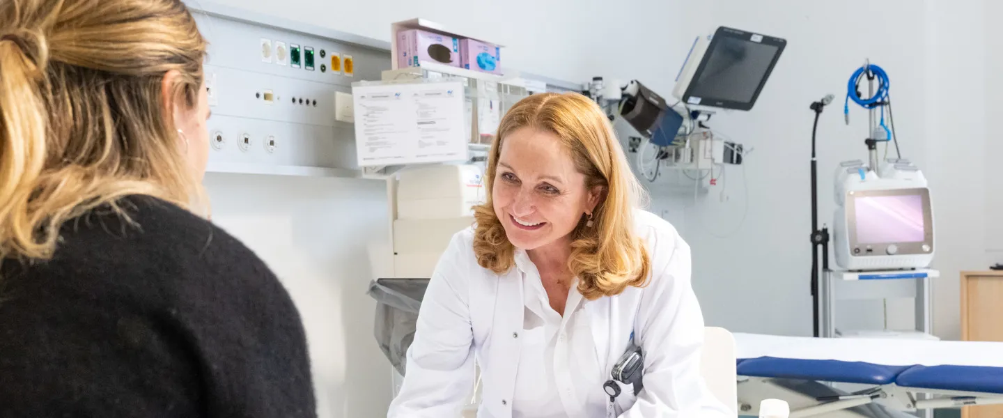 Schmerzzentrum-Leiterin OÄ Birgit Luttinger-Steiner im Behandlungsbereich des Traumazentrums Wien Meidling im Gespräch mit einer Patientin