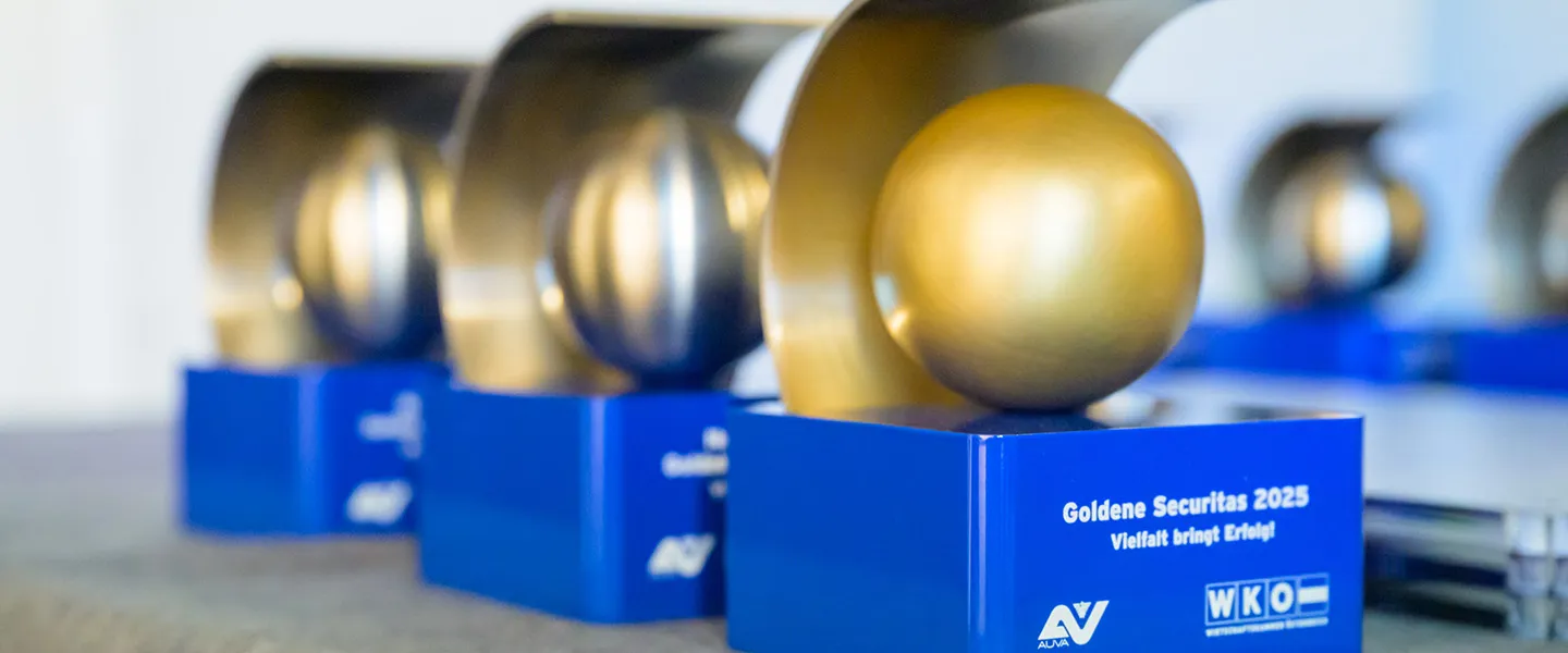 Edit GS25 REI1567 ©R.Reichhart Nahaufnahme der Trophäen "Goldene Securitas 2025"